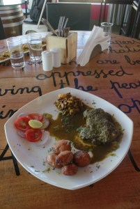 Cuisse de poulet Cafréal farcle aux fruits secs, pommes de terre éplcées et petits épls de mais Goan Cafreal chicken leg stuffef with dry fruits, spicy potatos and baby corn