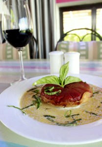 Tarté feuilletee de tomates confites, beurre blanc au romarln