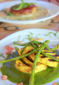 Paneer malson grIllé aux éplces, asperges panées du jardln, sauce palak Crlspy organlc asparagus and drilled homemade paneer with creamy spinach sauce
