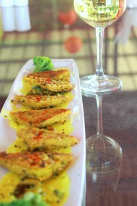 Triangles de panlesses a l'ajowan, sauce kadhi Chickpea flour cakes with ajwain, kadhi sauce and broccoli